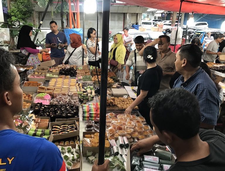 Ramadan Tiba di Depok: Hangatnya Sahur Pertama hingga Riuh Berburu Takjil